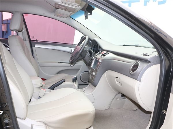 1.8万的B级家用轿车 颜值爆表 2011挂牌 除去喷点漆其它没问题